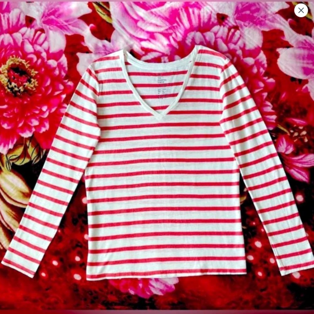 V-neck women’s T-shirt. Size S. Soft, stretchy. White. Dark-pink stripes